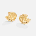 Sophie – Gouden oorbellen in de vorm van een schelp.