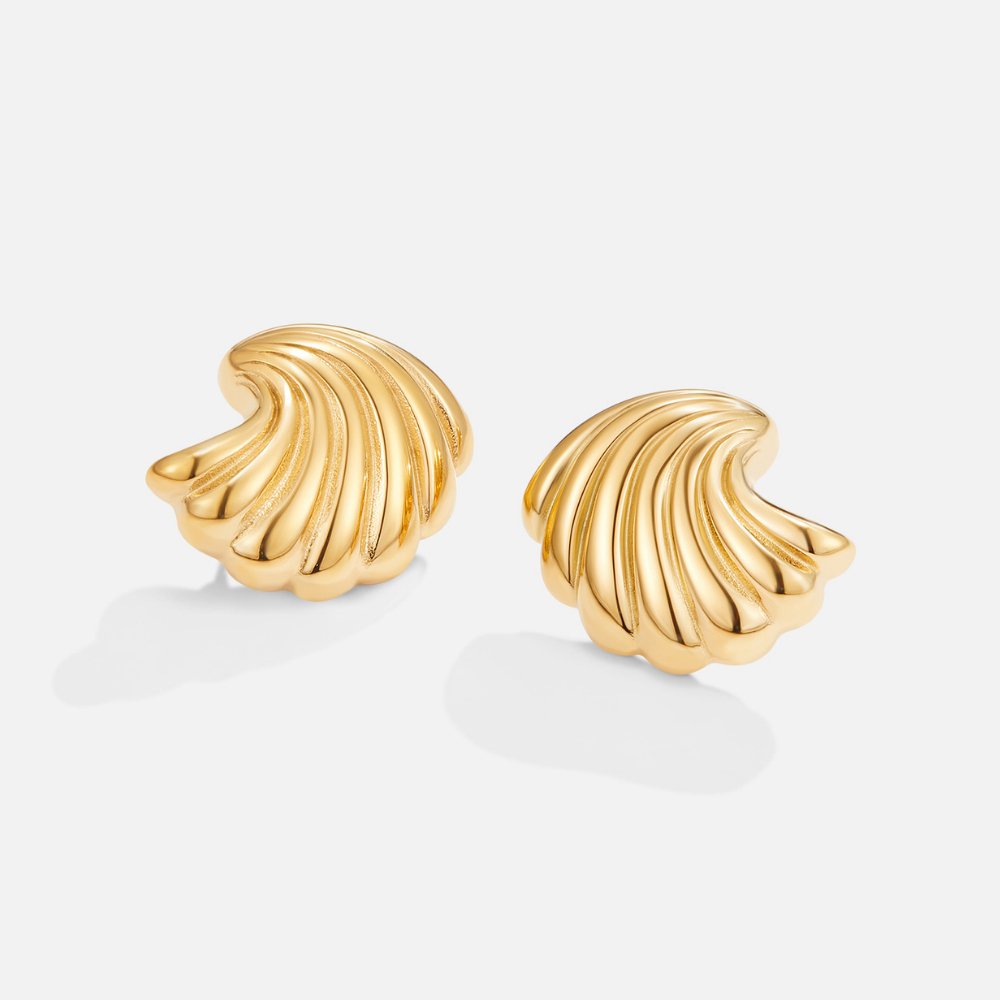 Sophie – Gouden oorbellen in de vorm van een schelp.