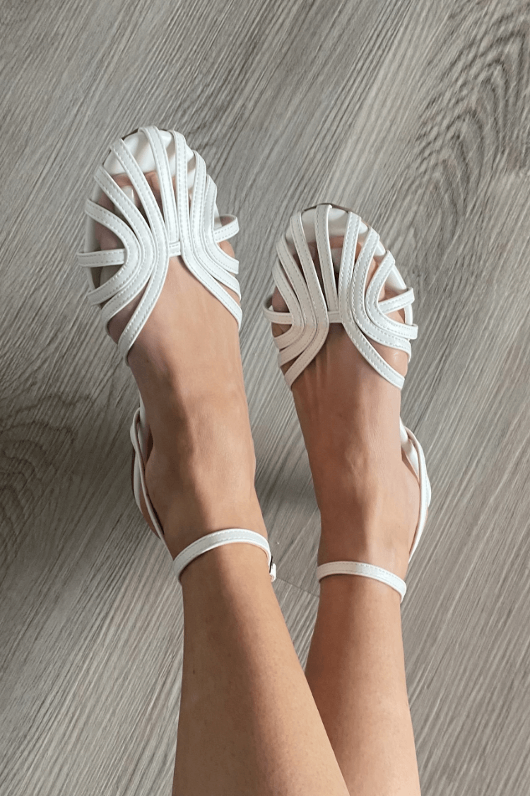 "Vittoria | Gouden Sieraden Sandalen" can be rewritten as "Vittoria | Sandalen met Gouden Sieraden".