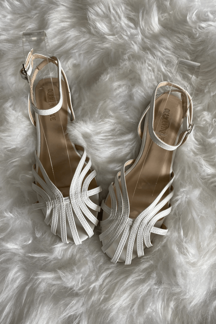 "Vittoria | Gouden Sieraden Sandalen" can be rewritten as "Vittoria | Sandalen met Gouden Sieraden".