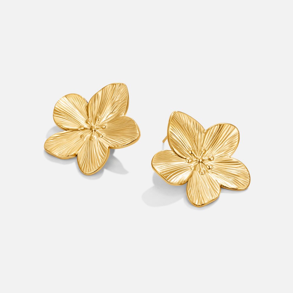 Madeleine – Gouden oorbellen in de vorm van een bloem.