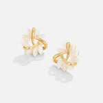 Léa – Gouden oorbellen met florale details.