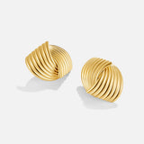 Anaïs – Gouden oorbellen met een waaierstructuur.