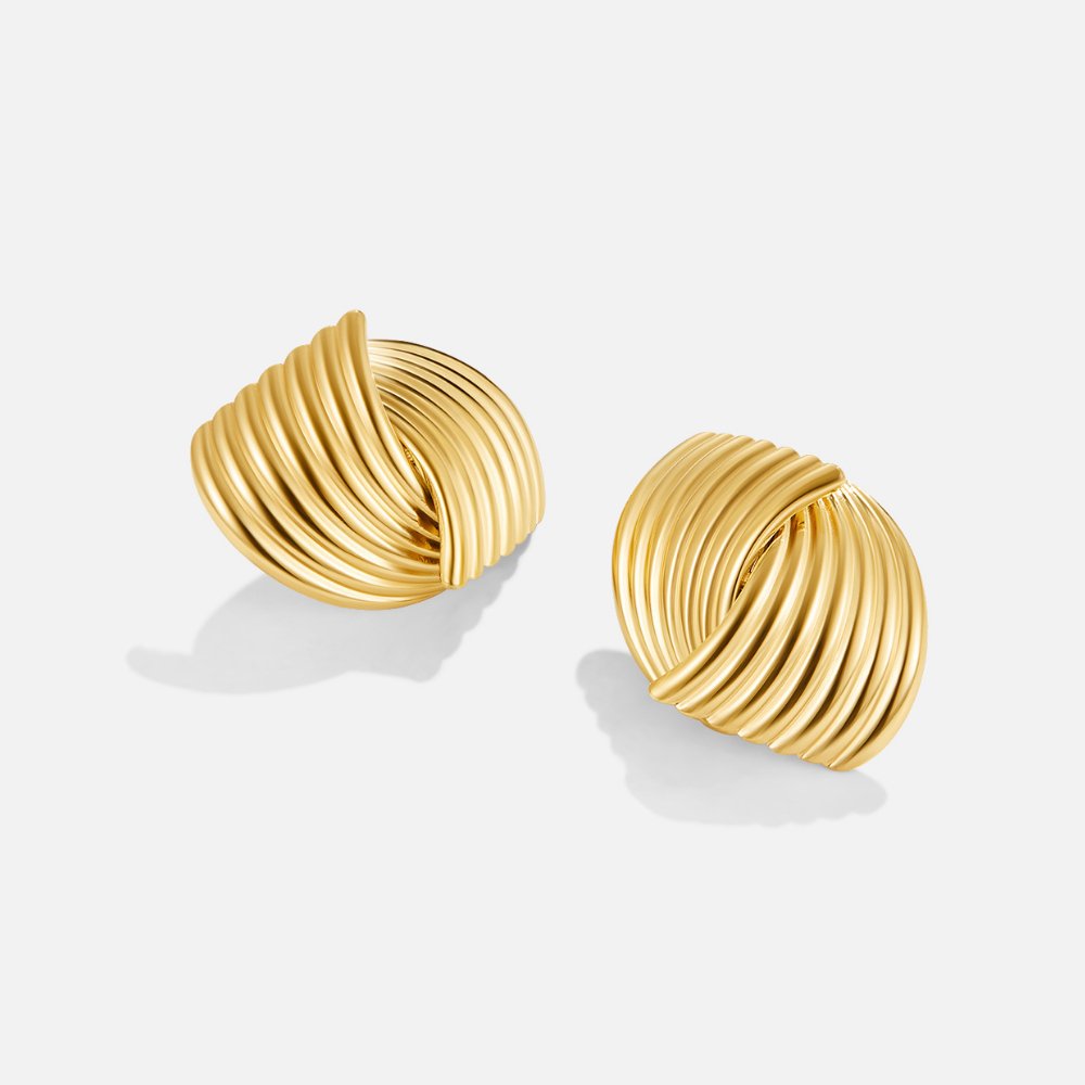 Anaïs – Gouden oorbellen met een waaierstructuur.
